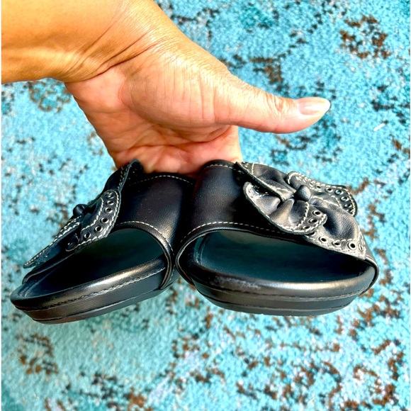 B MAKOWSKY Black Leather Womens Slip On Sandals size 9W Floral Design - Picture 4 of 7